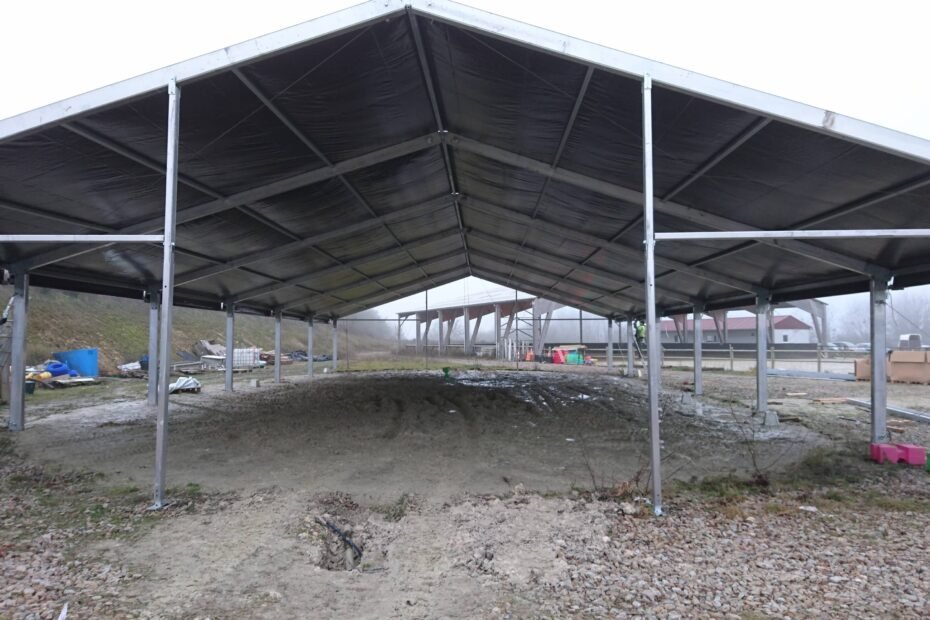 "Galope avec moi" Claye-Souilly 77410 -Manège Favorit 15x30 structure et couverture